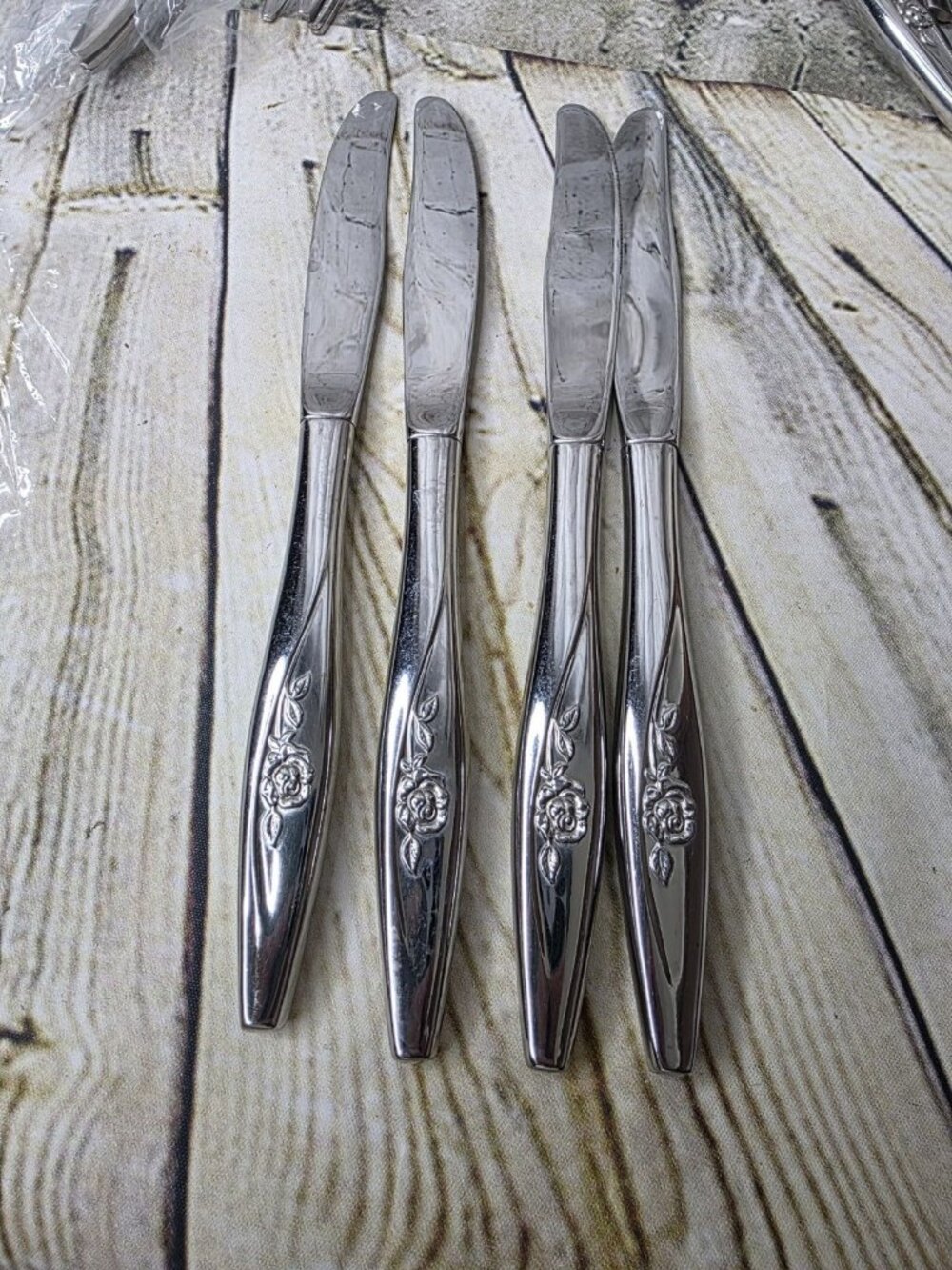 4 Oneida LASTING ROSE DINNER KNIVES 8.5 Inch